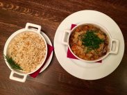 Russische Küche in der Grillbar: Lammgulasch und Reis
