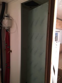 Unsere Duschtür aus Plexiglas; oben und unten mit Platz für Luftaustausch