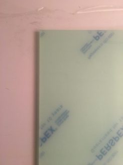 Unsere Duschtür aus 8mm dickem Plexiglas in Echtglasoptik (Gewicht: 7-8 kg)
