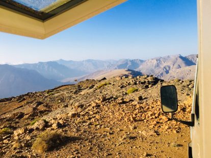 Der morgendliche Blick aus dem Fenster im Hajar-Gebirge auf Musandam