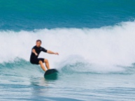 Surfer am Strand von Jumeirah Pearl