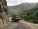 Samir Highway; auf der anderen Seite: Afghanistan
