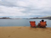 Relaxen am Chur Nuur mit großartigem Blick auf den See; leider zu windig, um lange zu verweilen, denn der starke Wind bläst uns den feinen Sand ins Gesicht